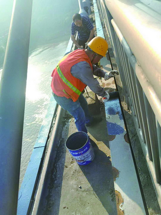 涪陵4座大橋橋架除銹上漆完工，城市基礎設施煥新顏